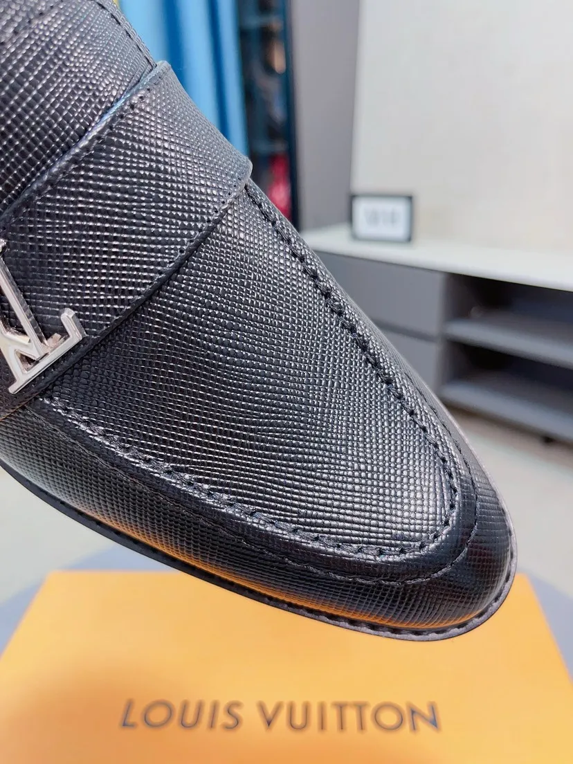 Men's shoes💰438🌹🌹【Louis Vuitton] LV official website synchronizes casual formal leather shoes, imported Italian first-layer calfskin, the leather feels natural and comfortable, and the flowing shoe body design embodies an extraordinary superior wearing experience. Smooth and tight hand-stitched seams achieve extraordinary noble taste. The lining is made of cowhide, which is high-end, comfortable and breathable, telling the man's high-spirited heart. Number of items in stock: 38-44 45 can be customized.